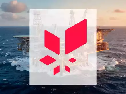 Moderne Offshore-Energieplattform vor einer tiefblauen Meereskulisse im goldenen Licht. - Foto: über boerse-global.de