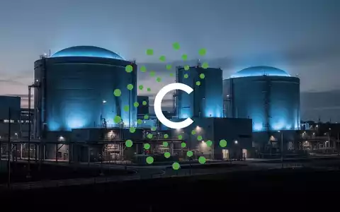 Modernes Kernkraftwerk bei Dämmerung mit stimmungsvoller Beleuchtung und industrieller Architektur. - Foto: über boerse-global.de