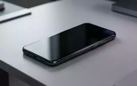 Ein modernes Smartphone auf einem minimalistischen Schreibtisch als Symbol fĂŒr mobile Software-Updates. - Foto: ĂŒber boerse-global.de