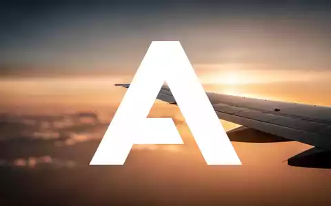 Abstrakte Darstellung einer Flugzeugtragfläche im goldenen Licht als Symbol für Luftfahrt und langfristiges Wachstum. - Foto: über boerse-global.de