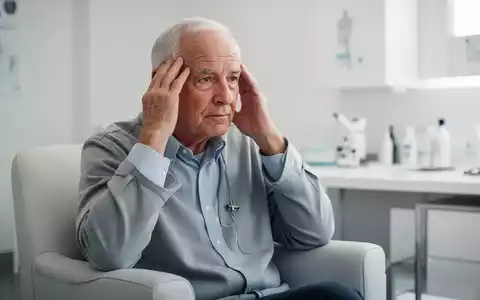 Ein älterer Patient sitzt nachdenklich in einer modernen Arztpraxis. - Foto: über boerse-global.de