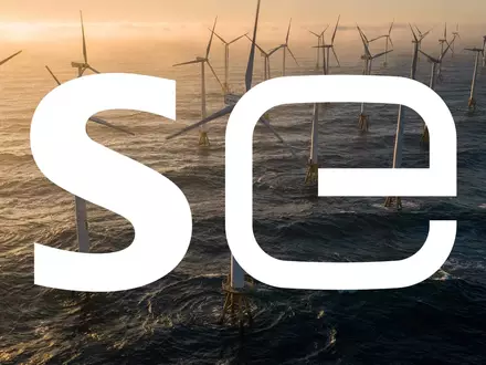 Moderne Windkraftanlagen auf dem offenen Meer bei Sonnenaufgang als Symbol für die Erholung im Bereich erneuerbare Energien. - Foto: über boerse-global.de