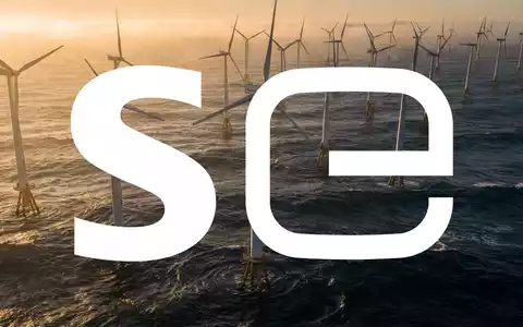 Moderne Windkraftanlagen auf dem offenen Meer bei Sonnenaufgang als Symbol für die Erholung im Bereich erneuerbare Energien. - Foto: über boerse-global.de