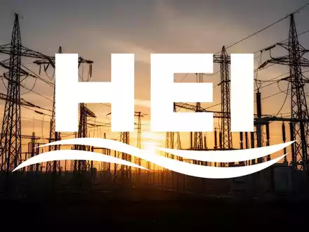 Moderne Strominfrastruktur bei Sonnenuntergang als Symbol für Energie- und Versorgungsunternehmen - Foto: über boerse-global.de