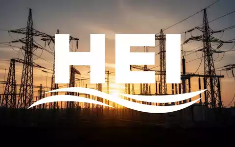 Moderne Strominfrastruktur bei Sonnenuntergang als Symbol für Energie- und Versorgungsunternehmen - Foto: über boerse-global.de