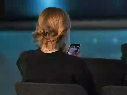 Junge Frau mit Smartphone (Archiv) - Foto: via dts Nachrichtenagentur