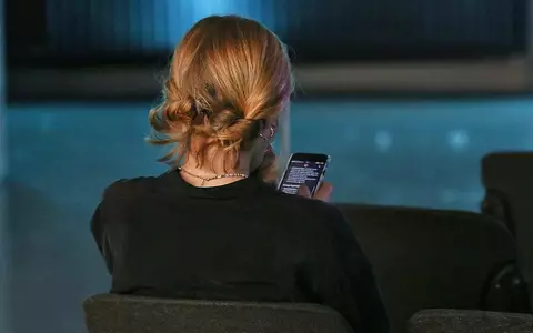 Junge Frau mit Smartphone (Archiv) - Foto: via dts Nachrichtenagentur
