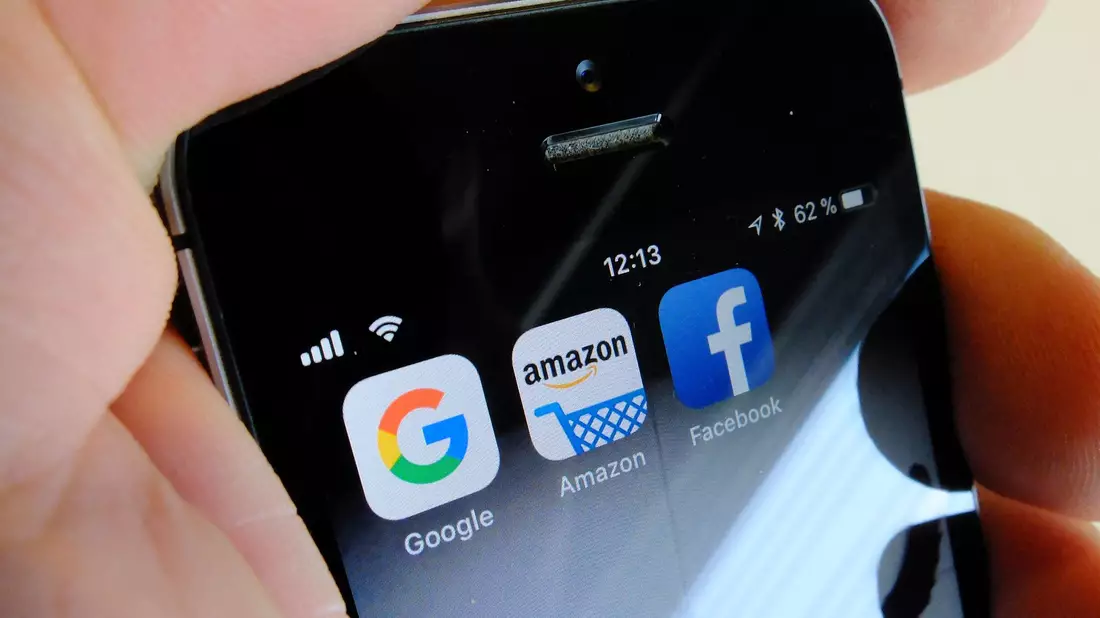 Logos für Apps der US-Internetkonzerne Google (l-r), Amazon und Facebook sind auf dem Display eines Smartphones zu sehen. - Bild: Stefan Jaitner/dpa