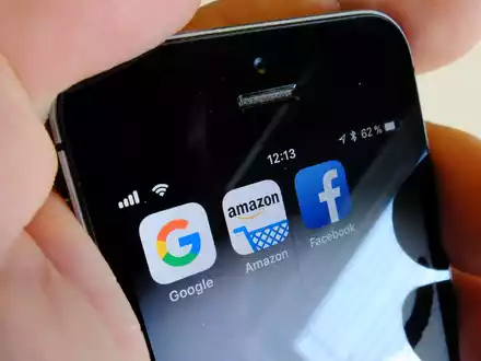 Logos für Apps der US-Internetkonzerne Google (l-r), Amazon und Facebook sind auf dem Display eines Smartphones zu sehen. - Foto: Stefan Jaitner/dpa