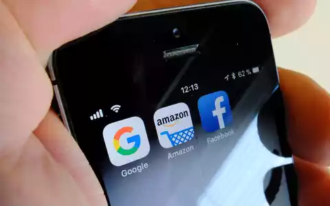 Logos für Apps der US-Internetkonzerne Google (l-r), Amazon und Facebook sind auf dem Display eines Smartphones zu sehen. - Foto: Stefan Jaitner/dpa