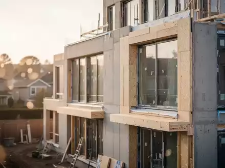 Modernes Wohngebäude bei der energetischen Sanierung zur Veranschaulichung der KfW-Wohnungsbauförderung. - Foto: über boerse-global.de