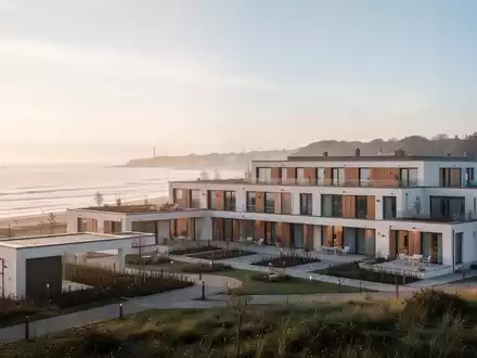 Moderne Rehabilitationsklinik in einer ruhigen Küstenlandschaft zur gesundheitlichen Vorsorge für Mütter. - Foto: über boerse-global.de