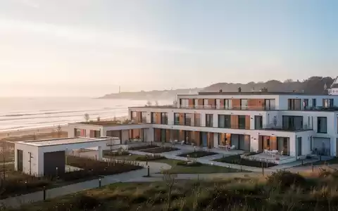 Moderne Rehabilitationsklinik in einer ruhigen Küstenlandschaft zur gesundheitlichen Vorsorge für Mütter. - Foto: über boerse-global.de