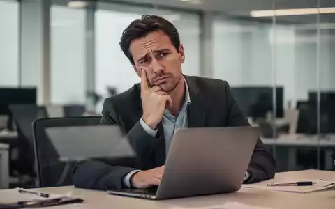 Ein nachdenklicher Mann in einem modernen Büro am Schreibtisch, der Erschöpfung und beruflichen Druck symbolisiert. - Foto: über boerse-global.de