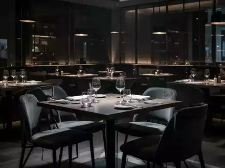 Leerer Gastraum eines Restaurants mit gedimmtem Licht als Symbol für die wirtschaftliche Krise in der Gastronomie. - Foto: über boerse-global.de