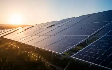 Moderne Solarpark-Anlage bei Sonnenuntergang als Symbol für den Sektor erneuerbare Energien. - Foto: über boerse-global.de