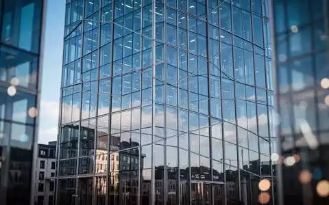 Moderne Glasfassade eines Finanzgebäudes in Frankfurt vor blauem Himmel. - Foto: über boerse-global.de