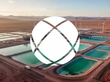 Industrielle Lithium-Gewinnungsanlage mit Verdunstungsbecken in einer Wüstenlandschaft bei Sonnenuntergang. - Foto: über boerse-global.de