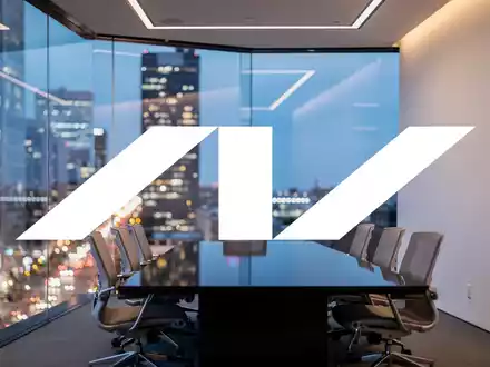 Modernes, minimalistisches Konferenzzimmer mit Blick auf ein Finanzviertel bei Dämmerung. - Foto: über boerse-global.de