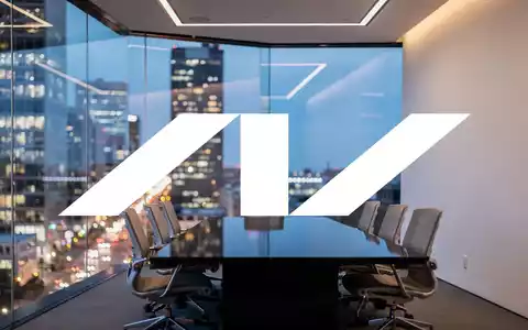Modernes, minimalistisches Konferenzzimmer mit Blick auf ein Finanzviertel bei Dämmerung. - Foto: über boerse-global.de
