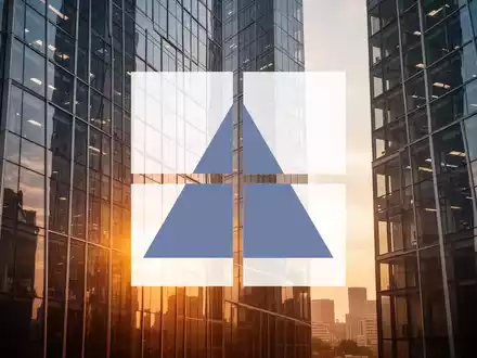Moderne Glasfassade eines Bürogebäudes bei Sonnenuntergang als Symbol für den Immobilienmarkt. - Foto: über boerse-global.de
