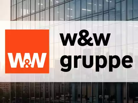 Moderne Glasfassade eines Finanzgebäudes im goldenen Licht als Symbol für Stabilität und wirtschaftliches Wachstum. - Foto: über boerse-global.de