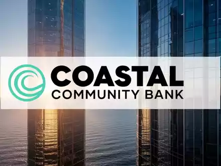 Moderne Glasfassade eines Hochhauses spiegelt den Sonnenaufgang über dem Meer wider, symbolisch für positive Marktentwicklung. - Foto: über boerse-global.de