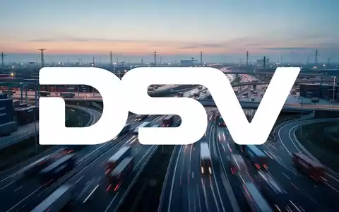 Abstrakte Darstellung eines modernen Logistikzentrums mit verschwommenen Lastwagen bei Dämmerung. - Foto: über boerse-global.de