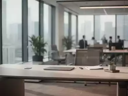 Ein leerer Schreibtisch in einem modernen Bürogebäude als Symbol für Stellenabbau und personelle Umstrukturierungen. - Foto: über boerse-global.de