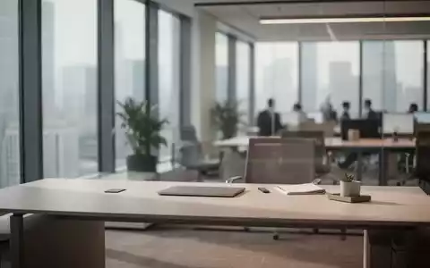 Ein leerer Schreibtisch in einem modernen Bürogebäude als Symbol für Stellenabbau und personelle Umstrukturierungen. - Foto: über boerse-global.de
