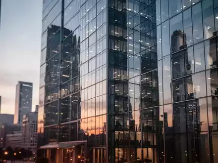 Moderne Bürogebäudefassade, die Finanzregulierung und Aufsicht im Unternehmenssektor darstellt. - Foto: über boerse-global.de