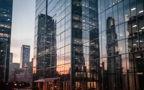 Moderne Bürogebäudefassade, die Finanzregulierung und Aufsicht im Unternehmenssektor darstellt. - Foto: über boerse-global.de