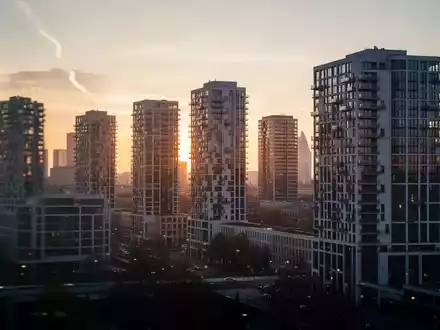 Moderne Berliner Skyline bei Dämmerung als Symbol für städtische Infrastruktur und staatliche Entschädigungsleistungen. - Foto: über boerse-global.de