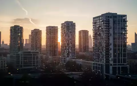 Moderne Berliner Skyline bei Dämmerung als Symbol für städtische Infrastruktur und staatliche Entschädigungsleistungen. - Foto: über boerse-global.de