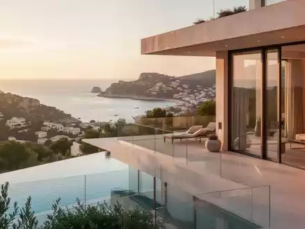 Moderne Luxusvilla auf Mallorca mit Blick auf das Mittelmeer bei Sonnenuntergang. - Foto: über boerse-global.de