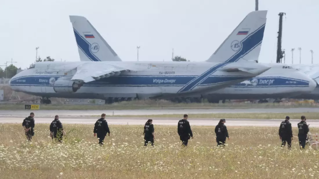 Polizisten suchen am Leipziger Flughafen nach einer zweiten Drohne. - Bild: Sebastian Willnow/dpa