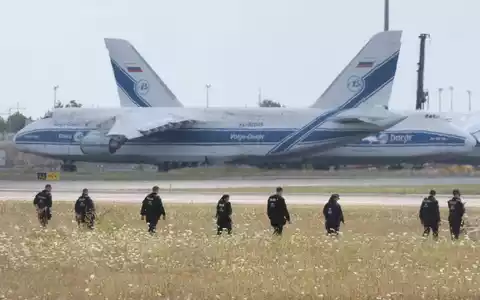 Polizisten suchen am Leipziger Flughafen nach einer zweiten Drohne. - Foto: Sebastian Willnow/dpa