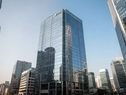 Moderne Glasfassade eines Wolkenkratzers im Finanzviertel von Seoul bei klarem Himmel. - Foto: über boerse-global.de