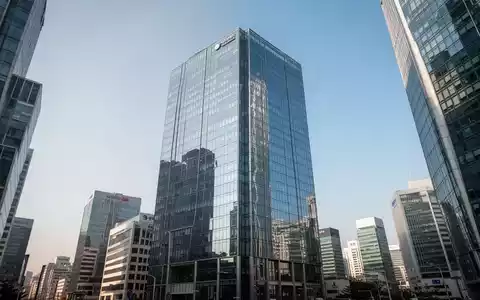 Moderne Glasfassade eines Wolkenkratzers im Finanzviertel von Seoul bei klarem Himmel. - Foto: über boerse-global.de