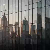 Modernes Bürogebäude vor einer verschwommenen Skyline als Symbol für die juristische Auseinandersetzung mit einem Tech-Konzern. - Foto: über boerse-global.de