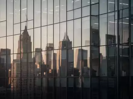 Modernes Bürogebäude vor einer verschwommenen Skyline als Symbol für die juristische Auseinandersetzung mit einem Tech-Konzern. - Foto: über boerse-global.de
