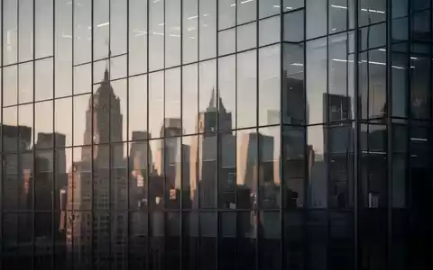 Modernes Bürogebäude vor einer verschwommenen Skyline als Symbol für die juristische Auseinandersetzung mit einem Tech-Konzern. - Foto: über boerse-global.de