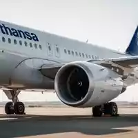 Ein Lufthansa-Passagierflugzeug auf einem sonnigen Rollfeld, symbolisch für operativen Flugbetrieb und Stabilität. - Foto: über boerse-global.de