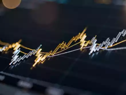 Digitale Finanzmarktanzeige mit steigenden Kurven als Symbol für den Aktientausch - Foto: über boerse-global.de