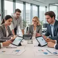 Junge Berufstätige bei der Zusammenarbeit in einem modernen Büro während einer Ausbildung oder eines dualen Studiums. - Foto: über boerse-global.de