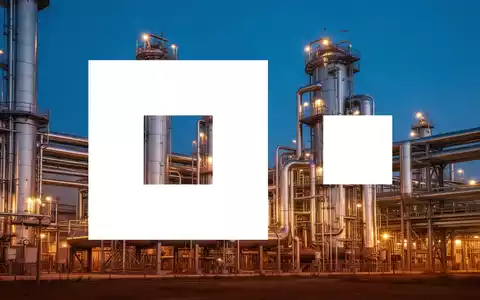 Moderne Chemieanlage in der Abenddämmerung als Symbol für industrielle Effizienz und Wachstum. - Foto: über boerse-global.de