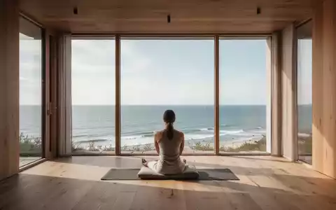 Ein minimalistischer, heller Meditationsraum mit Blick auf die Küste Schleswig-Holsteins bei sanftem Tageslicht. - Foto: über boerse-global.de