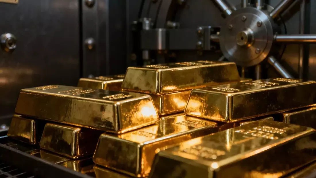 Gold Surges 7.4% on Weak Jobs Data, Rate Cut Hopes, and Central Bank Buying