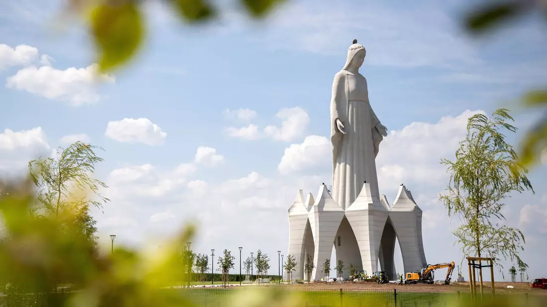 Die riesige Marienstatue im polnischen Dorf Konotopie gilt als die größte Europas. - Bild: Agnieszka Bielecka/PAP/dpa