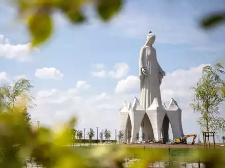 Die riesige Marienstatue im polnischen Dorf Konotopie gilt als die größte Europas. - Foto: Agnieszka Bielecka/PAP/dpa